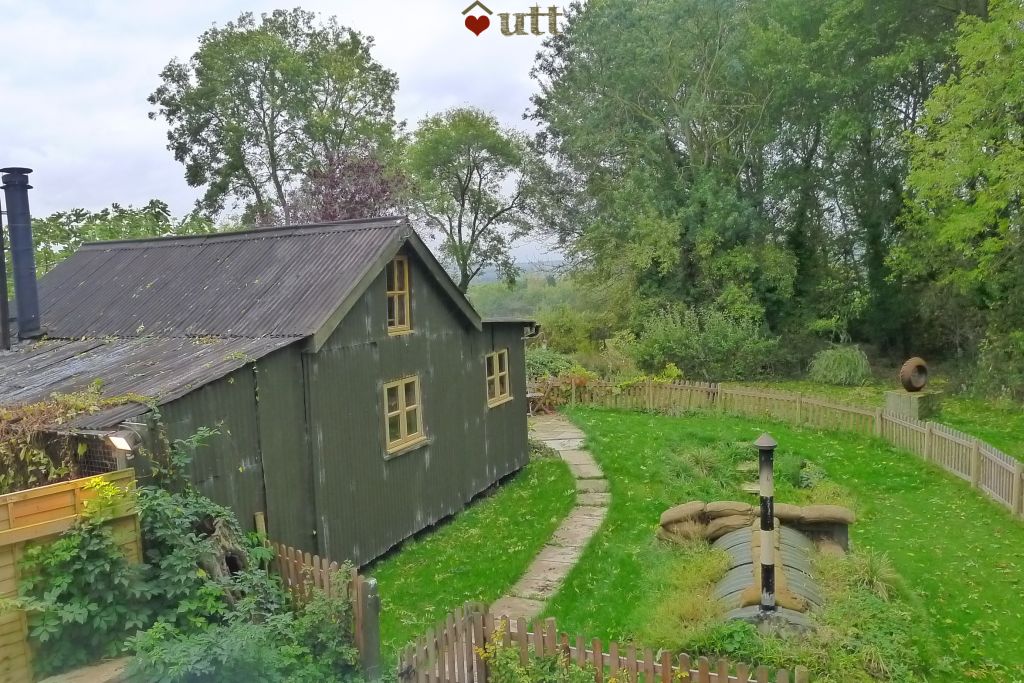 The Land Girls Cabin Under The Thatch Quirky