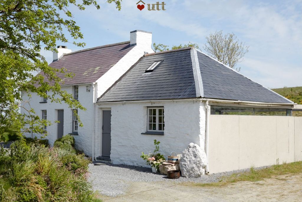 Tŷ Barddu Hot Tub Under The Thatch Hot Tub Pool