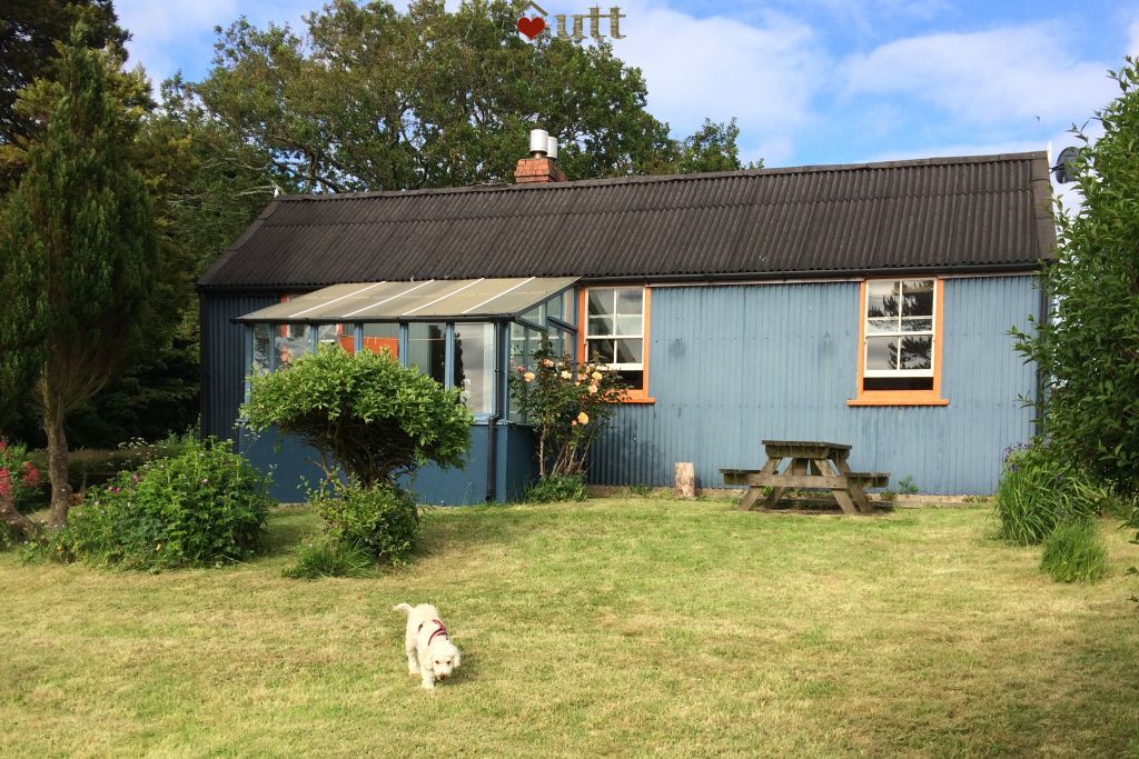 Pembrokeshire Tin Bungalow Under the Thatch Quirky