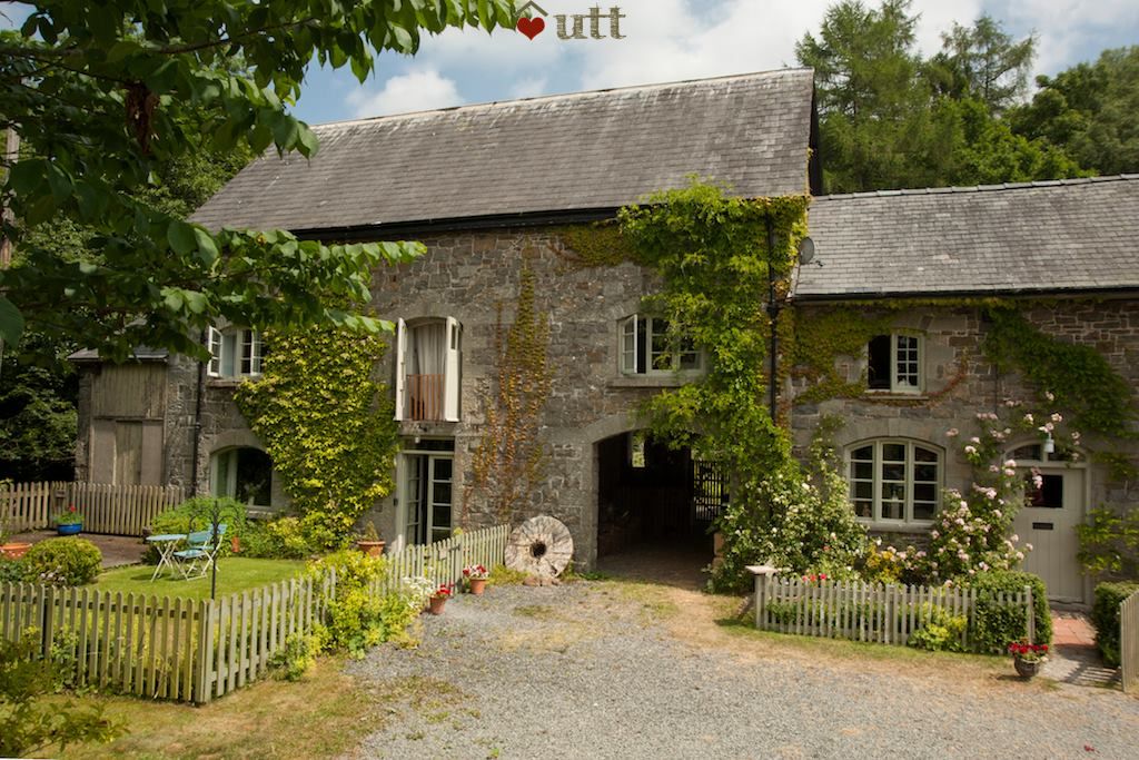 Melin Argoed With Hot Tub Under The Thatch Hot Tub Pool