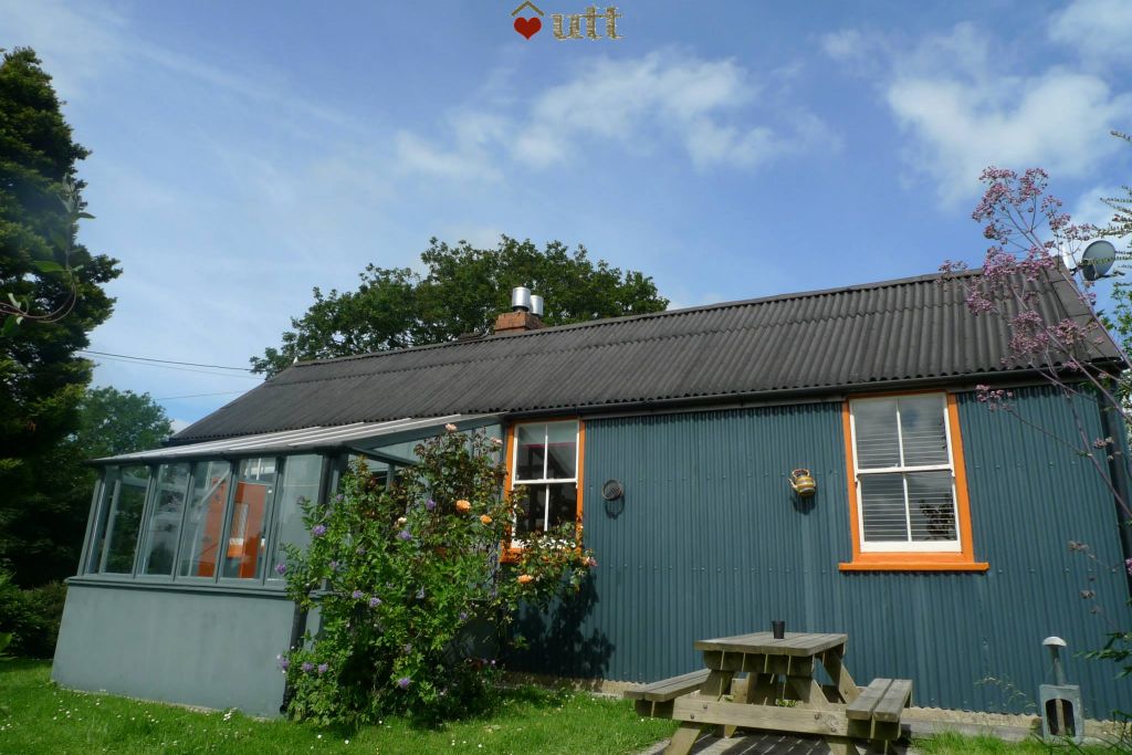 Pembrokeshire Tin Bungalow Under the Thatch Quirky