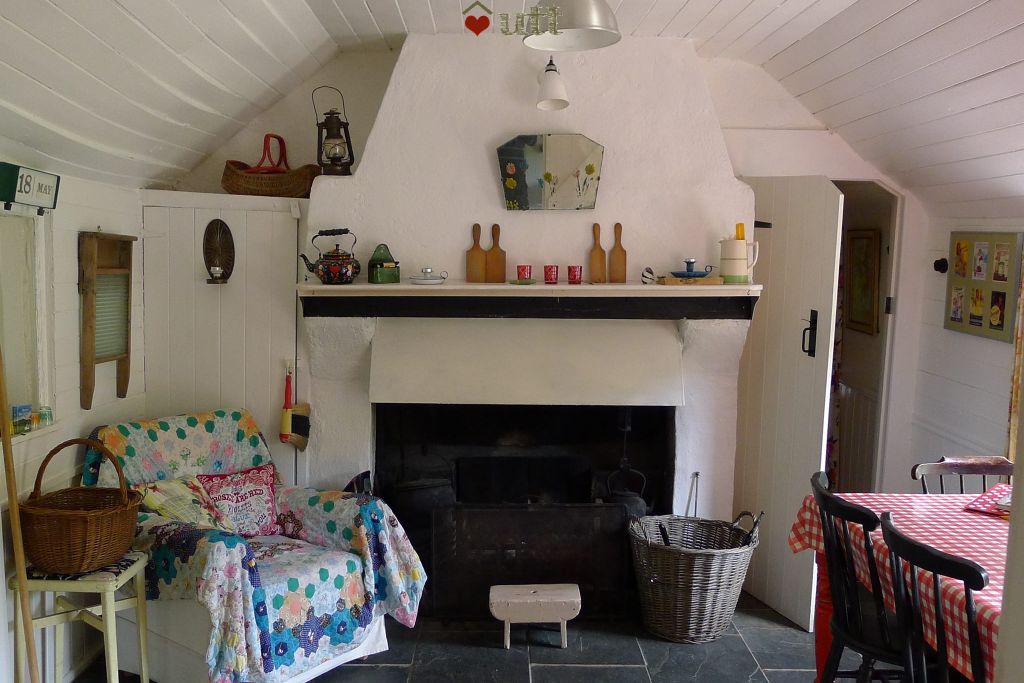 Geaglum Cottage Gypsy Caravan Under The Thatch Quirky