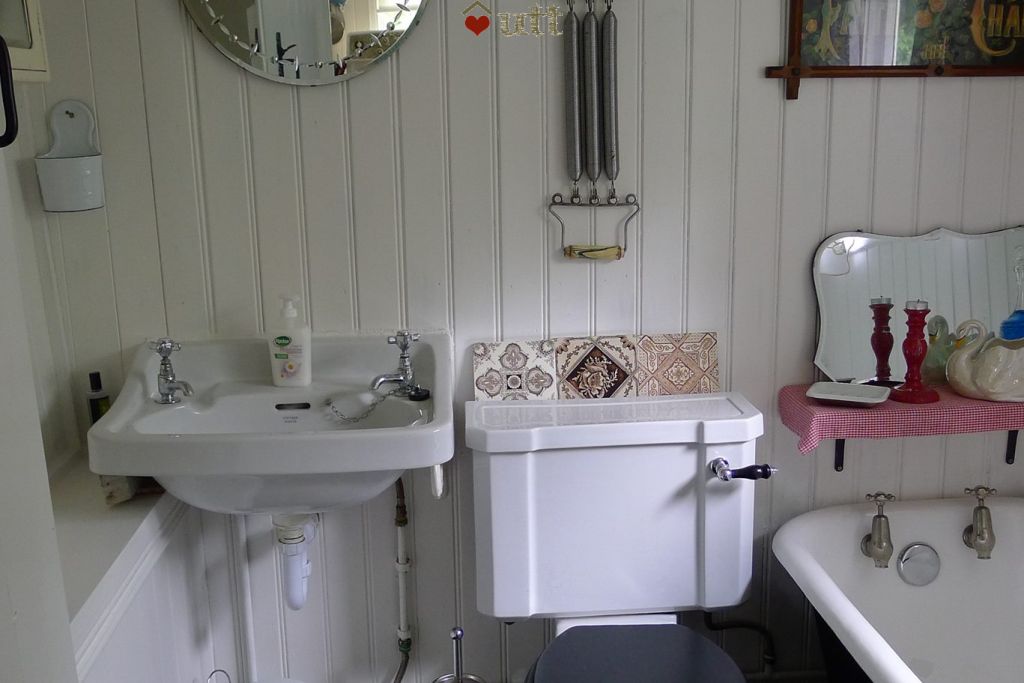 Geaglum Cottage Gypsy Caravan Under The Thatch Quirky
