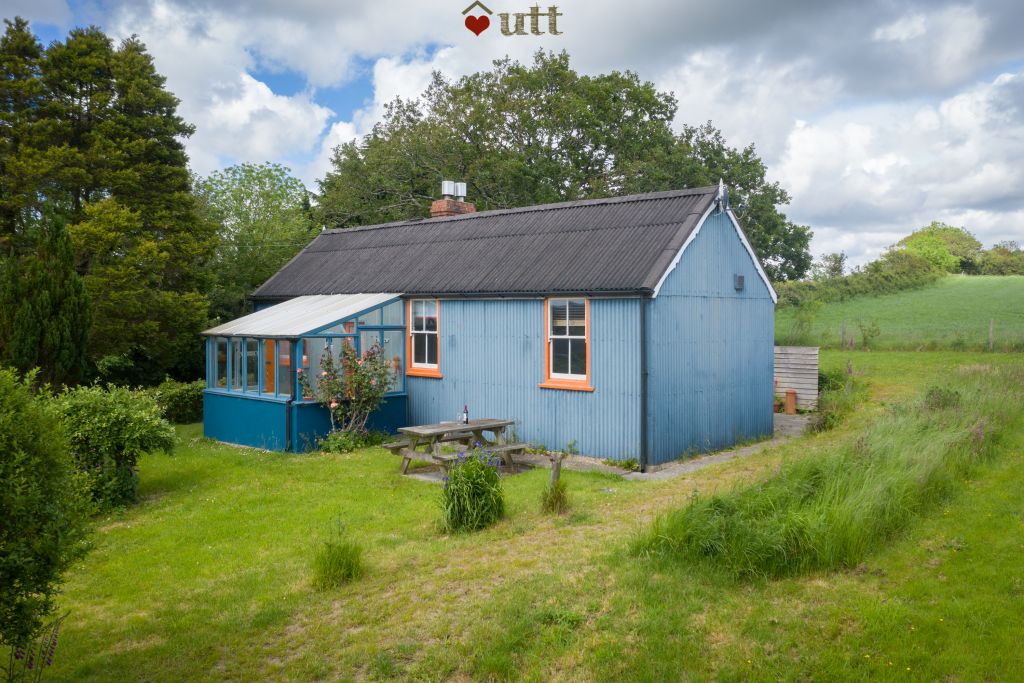 Pembrokeshire Tin Bungalow Under the Thatch Quirky